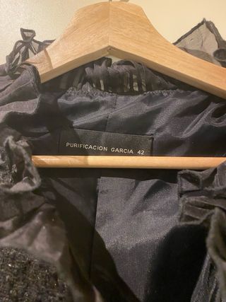 Abrigo vestir negro con volantes