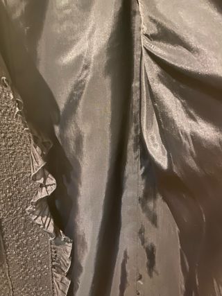 Abrigo vestir negro con volantes