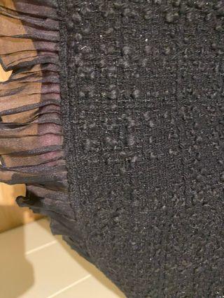 Abrigo vestir negro con volantes