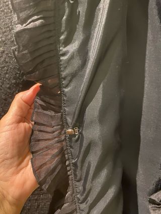 Abrigo vestir negro con volantes