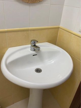Lavabo de cerámica blanco