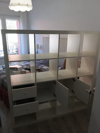 Estantería KALLAX IKEA . Regalo 2 cestas grises.