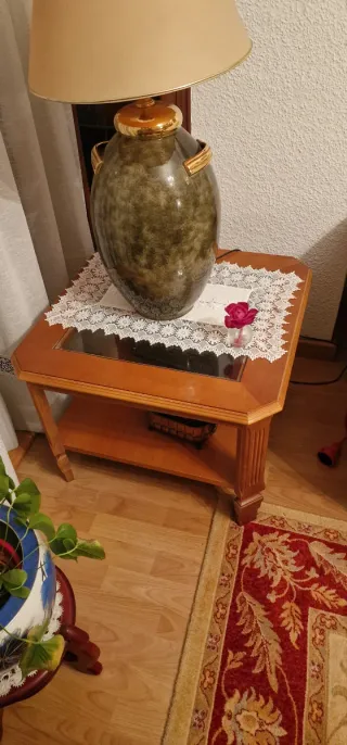 Mesa auxiliar y lámpara de mármol