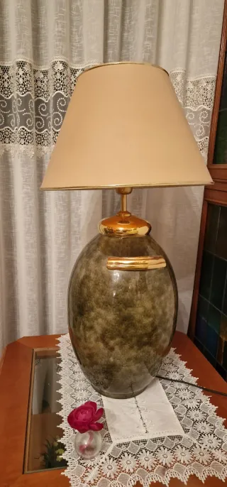 Mesa auxiliar y lámpara de mármol