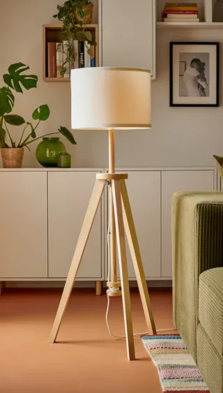 Lámpara de peu de fusta i tela