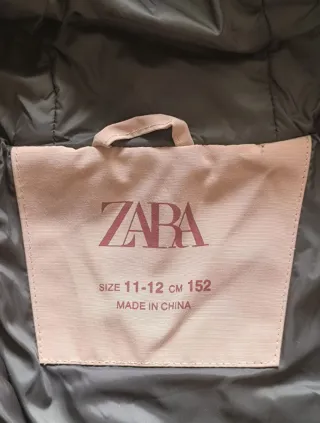 Abrigo Zara infantil rosa con capucha.