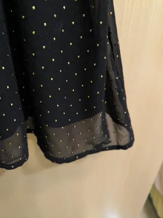 Vestido negro corto con brillos dorados