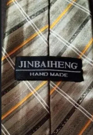 Corbata clásica brillante