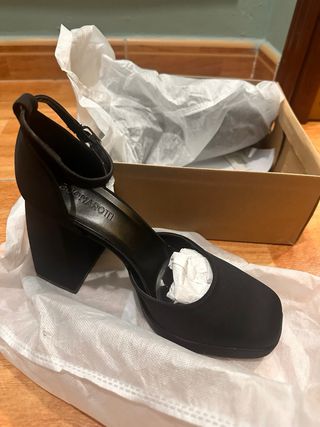 Zapato tacón plataforma negro nuevo y con caja.