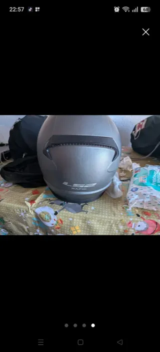 Casco LS2 gris con visera azul