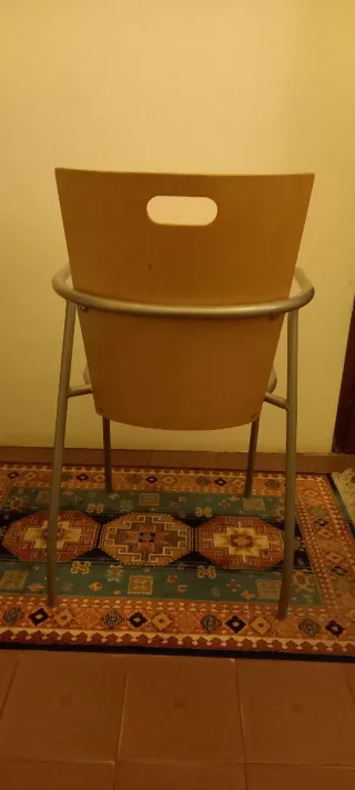 Sedie in legno e metallo resistenti e solide