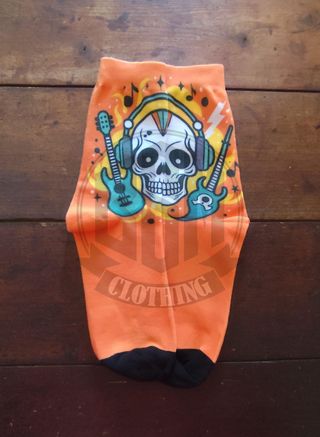 Calze con teschio e chitarre