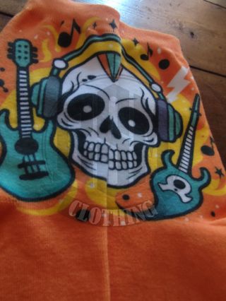 Calze con teschio e chitarre