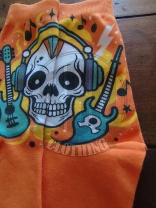 Calze con teschio e chitarre