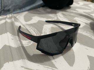 Gafas de sol Prada negras y rojas