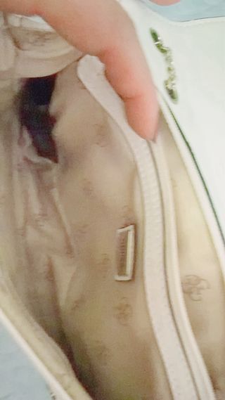 Bolso Guess Blanco y Plateado Corazones