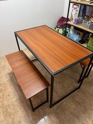 Mesa y banquetas madera y metal