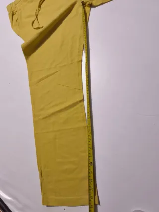 Pantalón amarillo casual