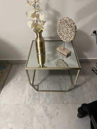 Mesa auxiliar cristal y metal dorada