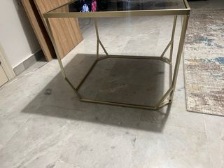 Mesa auxiliar cristal y metal dorada