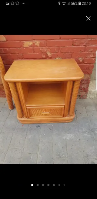 Cabecero y 2 mesitas de noche y comoda. TODO 80 €