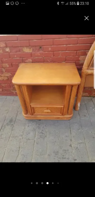 Cabecero y 2 mesitas de noche y comoda. TODO 80 €