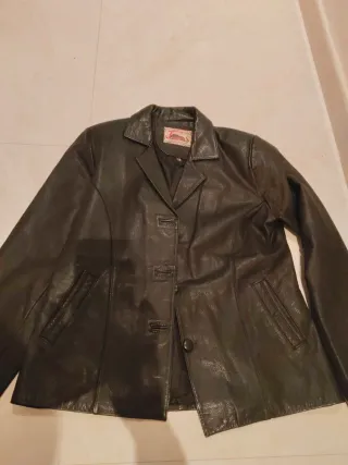 Cazadora de cuero negra