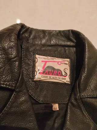 Cazadora de cuero negra