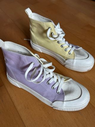 Zapatillas altas moradas y amarillas