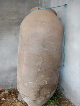 Cono de vino de barro