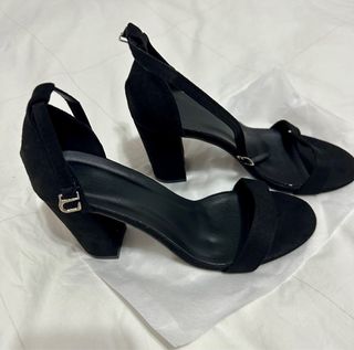Zapatos de tacón negros para mujer