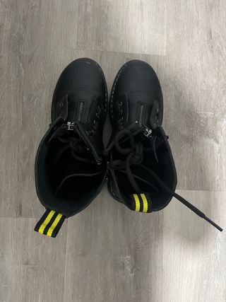 Botas negras con cremallera y plataforma