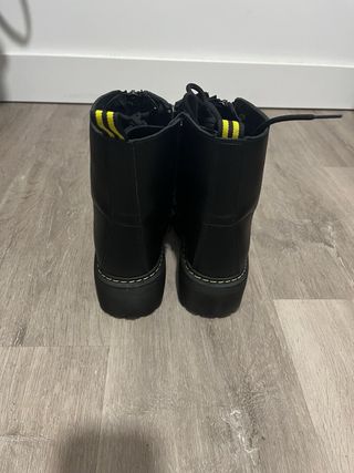 Botas negras con cremallera y plataforma