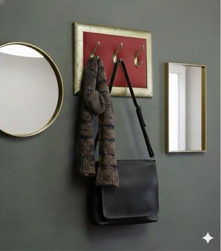 Appendiabiti con cornice dorata e tessuto rosso