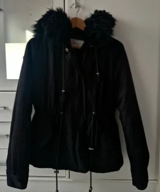 Parka Stradivarius Negra con Capucha