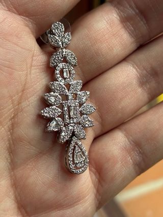 Pendientes largos plateados con pedrería