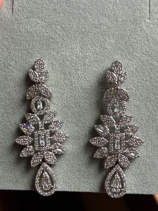 Pendientes largos plateados con pedrería