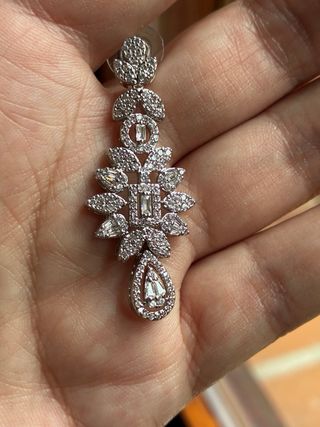 Pendientes largos plateados con pedrería