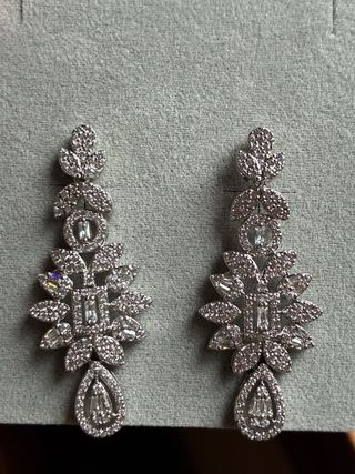 Pendientes largos plateados con pedrería