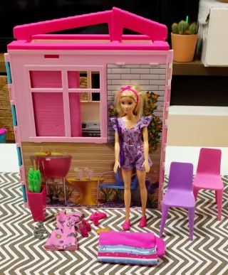 Barbie Casa Plegable con Muñeca y Accesorios