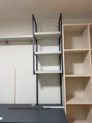 Estantería de metal y madera