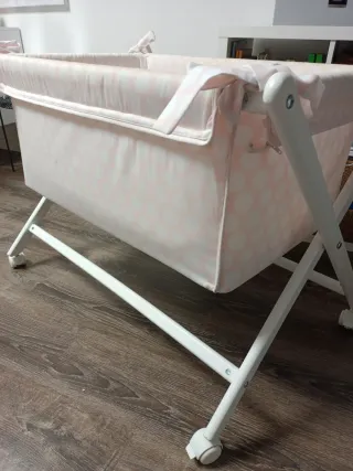 Minicuna con ruedas y estampado