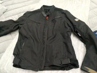 Chaqueta moto negra con protecciones