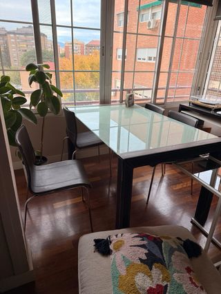 Mesa cristal extensible cuero + 4 sillas