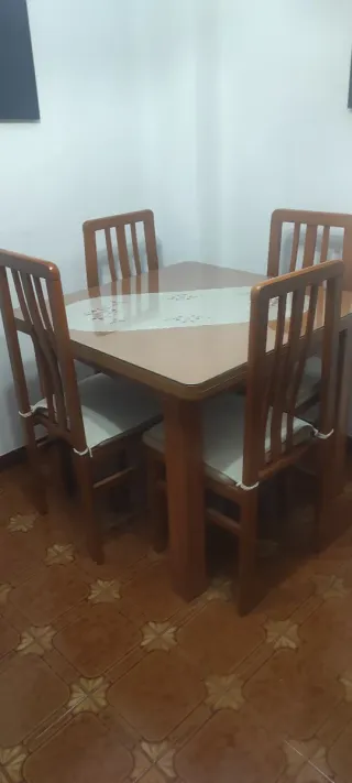 Mesa extensible con 4 sillas