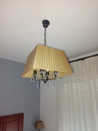 Lámpara de mesa dorada y negra