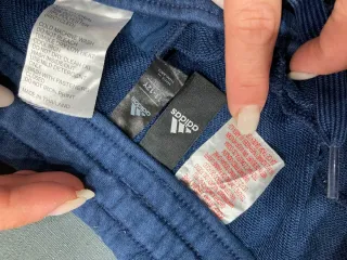 Pantaloni tuta Adidas blu e rossi