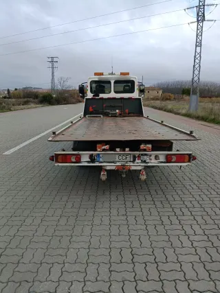 Nissan Atleon 2002..