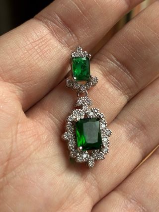 Pendientes tipo esmeralda con circonitas