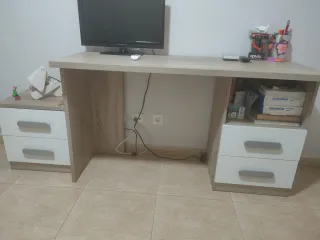 Escritorio juvenil y 2 camas